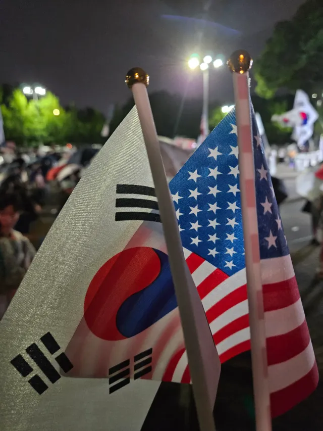 비오는 날의 올공.
날씨 때문인지 저번 주보다는 화력이 많이 약해진듯.
힘을 합쳐야할 때입니다.
현장에 오셔서 함께해 주세요.
