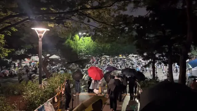 지하철에는 인류애가 상실하고
비가 오면 더더욱 인간들은 화가 잔뜩 나있고
끼여서 회사 출근하면 매일 나를 증명해야 하고
점심 때문 밥밥밥 때문에