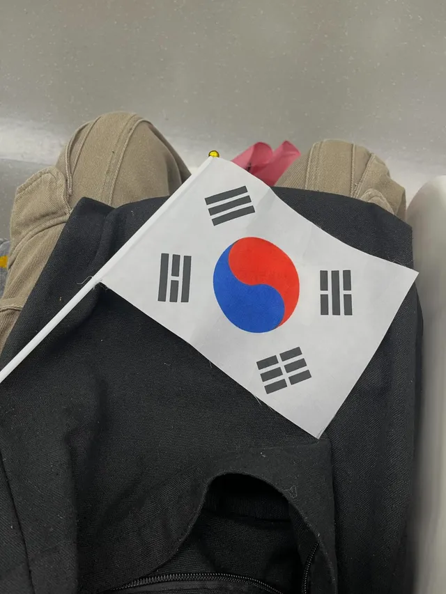 지하철에서 멋진 할아버지랑 멸공 외쳤당!
다들 왤캐 쳐다보나 ㅎㅎ
국민이 태극기 들면 안 되나요~