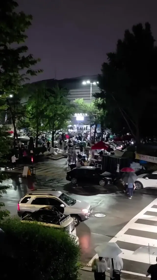 밤 11시가 넘어도 비가와도 애국자분들께 감사