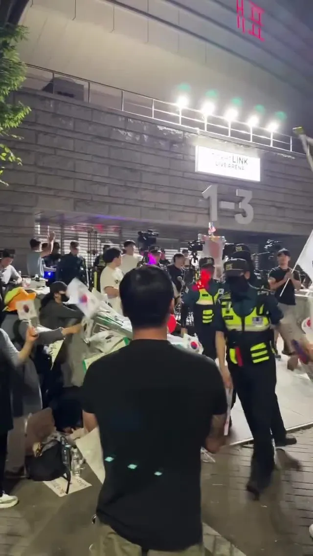 잠실 참정권 회복운동.
고생한 경찰관에게 박수 쳐주는 시민들.
근데 밤인데 복면은 좀 벗자. 중국공안 느낌 나잖아.