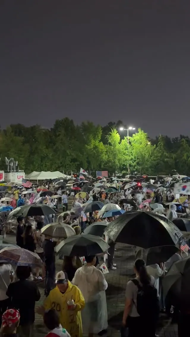 26.06.19 올공

비 내려도
금요일 늦은 저녁인데도
계속 올림픽 공원으로 들어오던 시민들

부정선거 재선거
당일투표 수개표▓