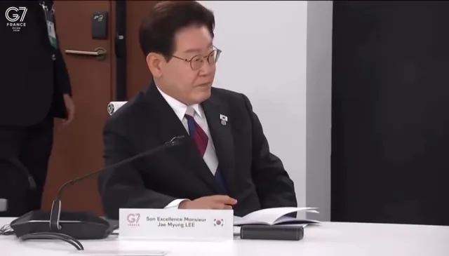 🇰🇷🇧🇷이재명 대통령, 브라질 대통령과의 짧은 정상회담.

브라질 대통령이 순간 혼자 되자,
통역사에게 신호를 보내 부리나케 달려가 대화