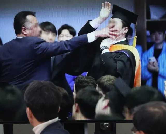 민간인이 대통령 앞에서 구호만 외쳐도 모가지 잡힌채로 질질 끌려나가던때에는 뭐했어요 괴기옵 ㅠㅠㅠㅠ