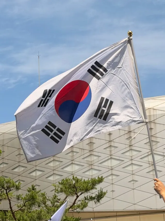 누구보다 열심히 외쳐주던 어린친구와 
작은손으로 직접 태극기 그리던 아가.
오늘 내가 본 외침은 이랬다.