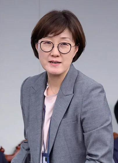 숨지말고 나와라 
이 간첩 개씨발년아