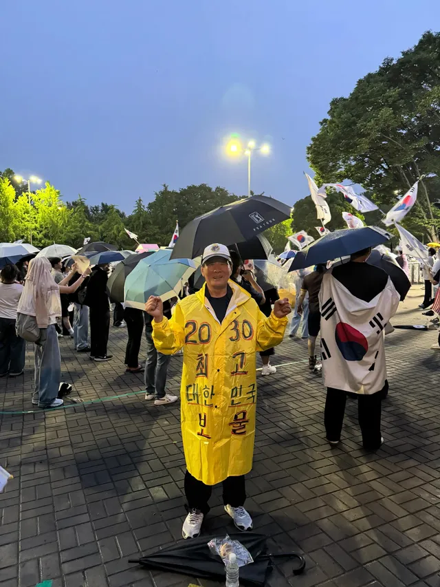 비맞아서 거지꼴이지만
오늘도 잘~외치구
저녁반 퇴근🇰🇷

아이스티도, 아이스방도
감사합니다 채고👍🏻

애국댕댕 호두 넘기여움..(울강쥐랑