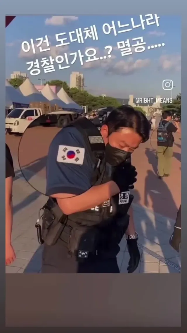 .....뒤집힌 태극기에...