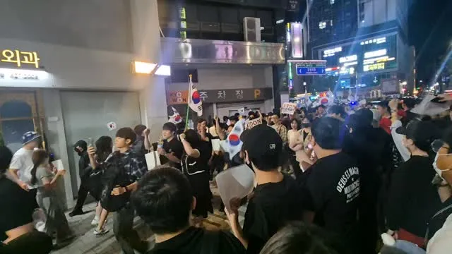 애들이랑 8시 조금 넘어 왔는데 지금 시내 중파쪽에서 재선거 외치고 있습니다.