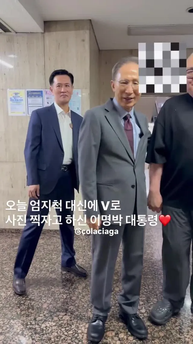 오늘 엄지척 대신에 V로 사진 찍자고 하신 이명박 대통령❤️

gov_korea 

#이명박 #대통령 #팬서비스 #투표 #선거