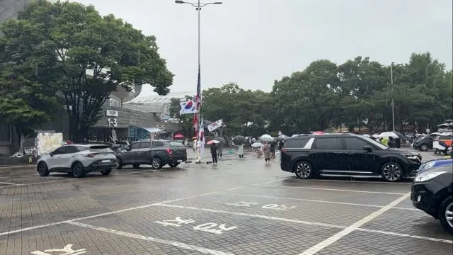 도착했습니다. 비가 점점 많이 와서 그런지 사람이 많이 없네요.
저는 드디어 입주했습니다. 펜트하우스라고 부르는 곳인 것 같아요. 아주 아늑합니