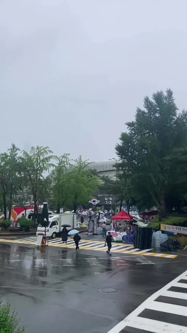 비가 올지라도
누군가 해야 하는 일이라면
저 또한 하겠습니다.
