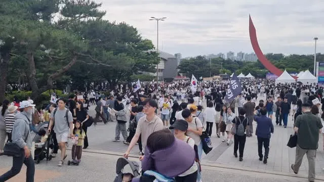 위버스 콘서트한다고 외국인들도 많은데, 괜히 시비걸지는 말자. 구태여 물 흐리는 행동 하지 않아도 충분히 보여지고 들리게 될 것임.