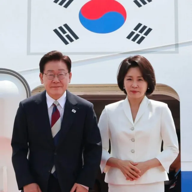 [돌아온 대통령, 그리고 무거운 민심의 경고] 9박 10일간의 첫 유럽 순방을 마치고 귀국한 이재명 대통령. 서울공항에는 김민석 총리가 영접을 