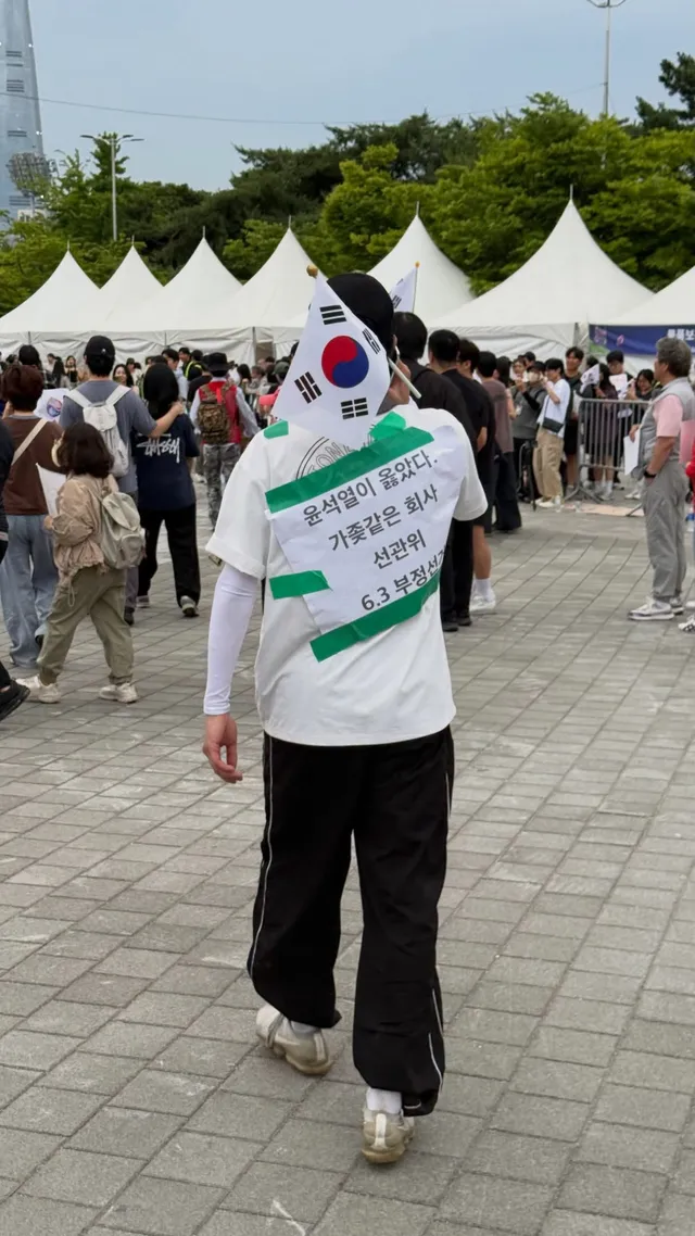 인원들이 계속해서 많아진다
이렇게 다양한 연령대가 다 같이화합이 되는건
2002월드컵 이후 처음 봐서 경이롭다