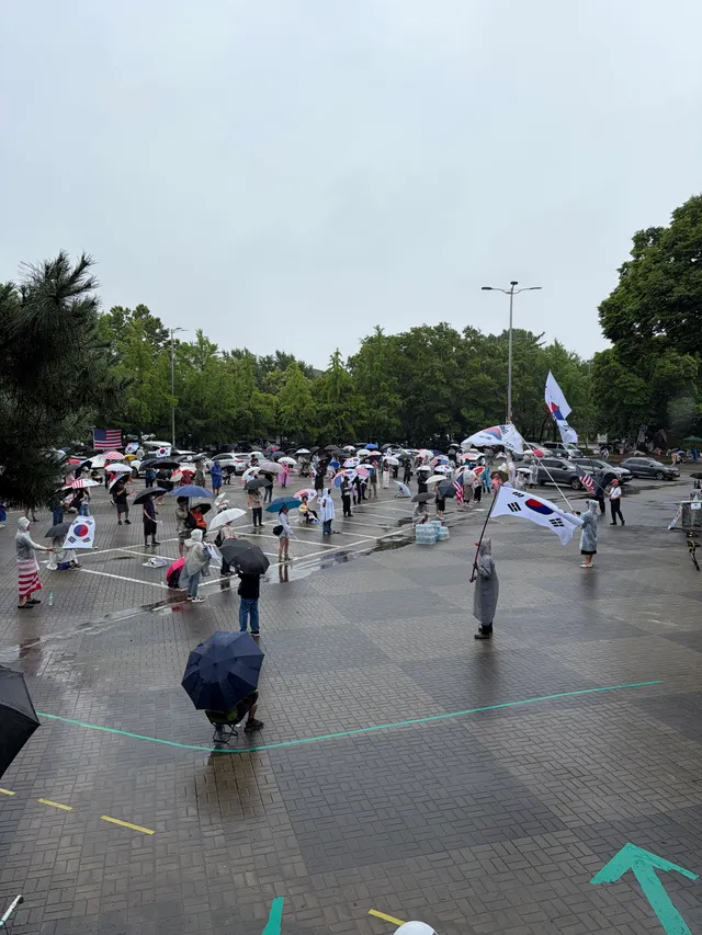비가 오나 외침은 더 커지리! 
부정선거! 재선거!
당일투표! 수개표!
🇰🇷🔥🔥🔥🇺🇸