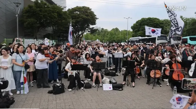 [잠실혁명] 올림픽공원의 기적… 시민들이 만든 '새로운 민주주의 축제...

서울 잠실 올림픽공원 송파개표소 일대가 시민들의 자발적인 참여로 가