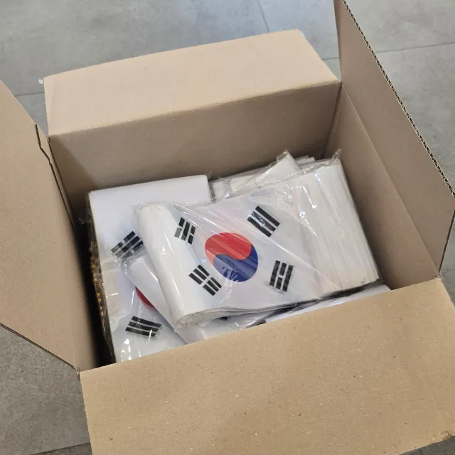 주문한 태극기 600개가 도착했어요 
내일 중구 선관위 앞에서 나눠드릴게요 

많은 참여 바랍니다 🇰🇷🇰🇷🇰🇷