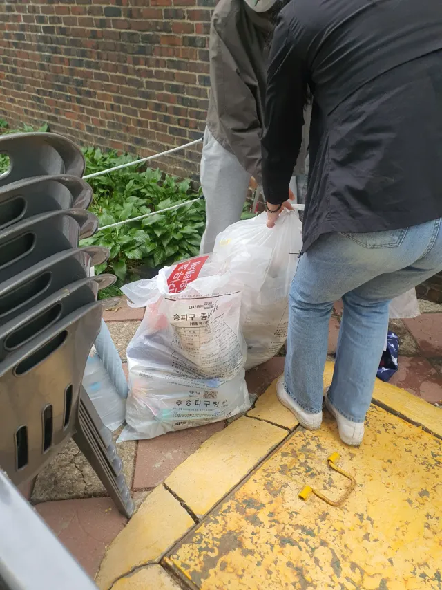잠실 우성아파틑 주민 입니다.
이제 다 정리 되었네요.
허탈하고 속상하네요...
사용했던 의자 물품들 모두가 정리 하는 모습에
정말 놀랬습니다.