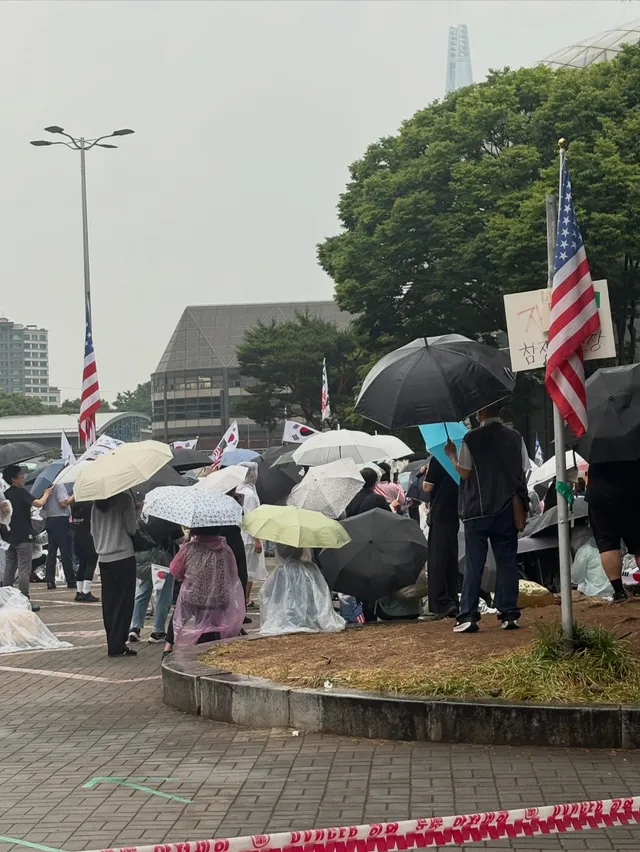어제 밤 다녀온 올림픽 공원. 비가 와도 참정권을 되찾고 싶어하는 시민들의 함성은 여전했다. 밤새 세차게 내리는 비에도 자원봉사자들이 올림픽공원