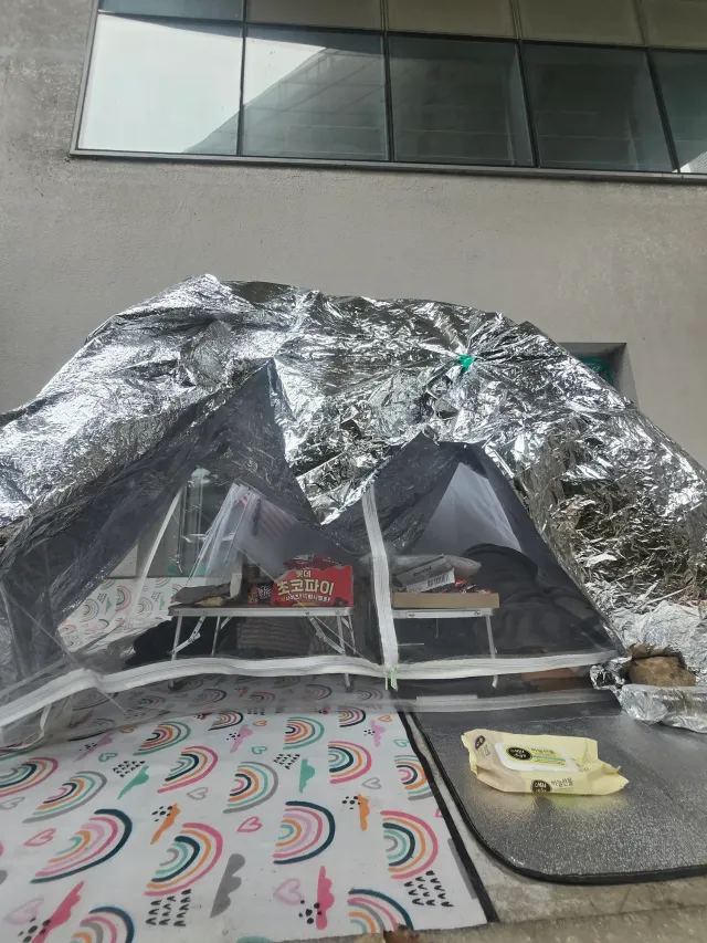 어떤분이 여기 안에 엄청 잘 정리해주셔서 덕분에 비 잘 피하고 쉬었다 갑니다
근데 여기는 매번 먹는 사람 치워주는 사람 따로 있나요?
본인이 먹