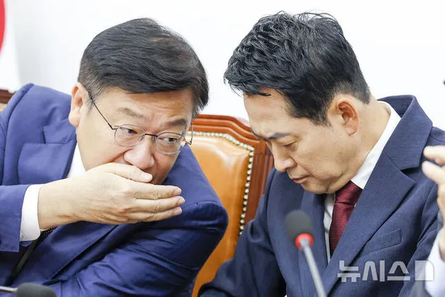 국민의힘 “장동혁 부재 속 정점식 가동, 의회독재 맞설 것”

장동혁 국민의힘 대표와 정점식 원내대표가 18일 서울 여의도 국회에서 열린 최고위