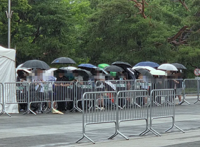 콘서트를 보려고 줄을 선 무리들과
밤새 내린 비로 죽이 된 피켓들을
같은 곳에서 보고 있었더니
비도 주룩주룩 내리는데
처량맞게 울고 있을 뻔했다