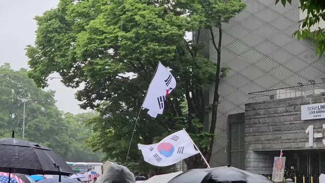 나는 자랑스런 태극기 앞에 조국과 민족의 무궁한 영광을 위하여 몸과 마음을 바쳐 충성을 다할 것을 굳게 다짐합니다.