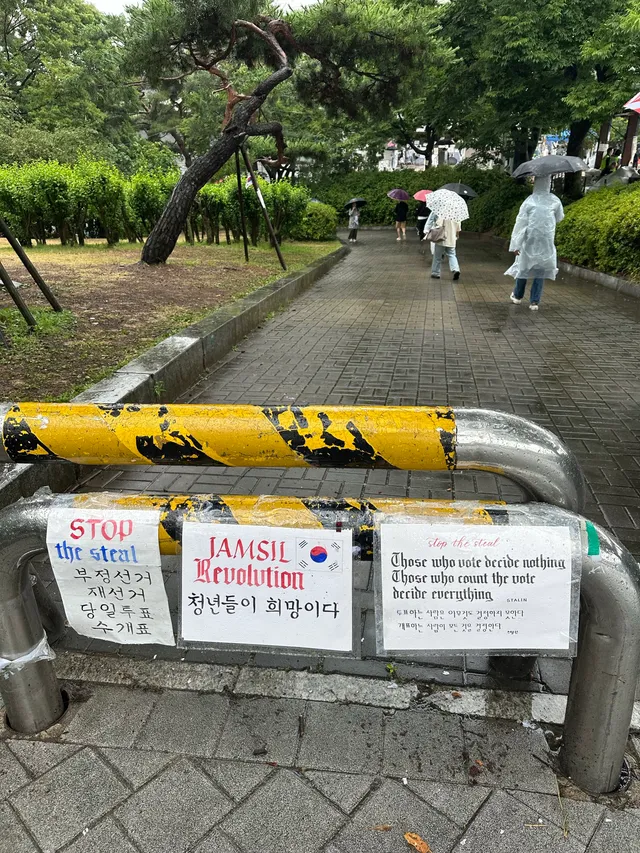 봉사존에 우비 백개 전달해드린후
분리수거존으로 이동중

부끄럽고 소심한 나는..
쓰레기나 열심히 치우고 갈께요!!!

부정선거 재선거!!
당일투