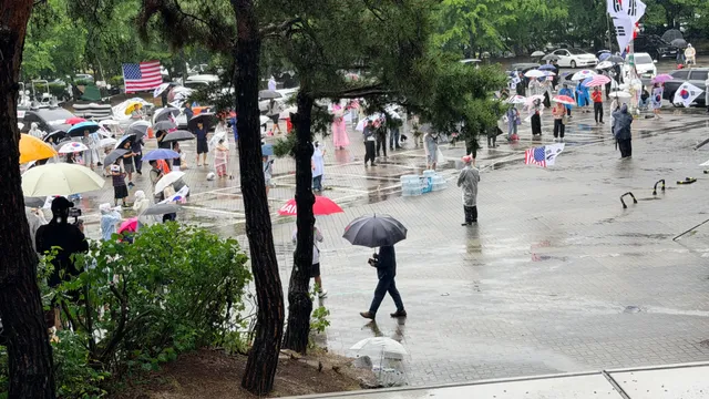 올림픽공원 26년 6월 20일 10:20분 현재 상황

비가 억수로 많이 오는데다가 바람까지 어마무시;;;

그래도 끗꿋하게 구호를 외치는 중
