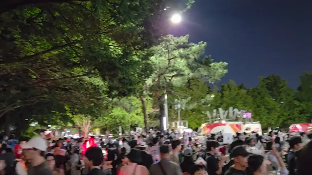 잠실 민주화 운동 어제...

이렇게 많은 사람들이 나와 태극기를 펄럭이는 것을 보며... 3.1운동때 분위기도 이랬을까? 싶다...
