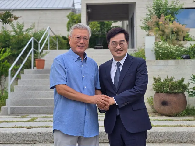 그제 문재인 전 대통령님을 퇴임 인사차 찾아뵀습니다. 반갑게 맞아주신 대통령님 내외분께 감사드립니다. 속깊은 이야기 재밌게 나눌 수 있었던 저녁