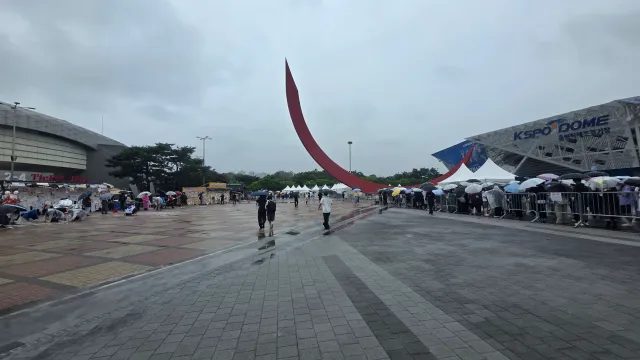 저분들이 공연 끝나고 
집가는 길에 잠시라도 들려주길..
직관하러 왔잖아 
여기도 한번 봐줘요