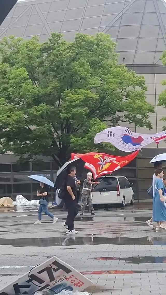 지금 올공이신분들
2-1 바로옆에 공연보러오신분들 많은데 
이분들 한테 화력 한번 보여드려야 하지않을까요.
앞에 계신 해병대 분과 열심히 구호 