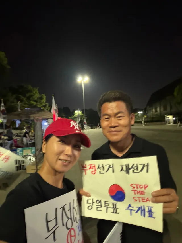 울할아버지는 6.25참전용사이고 현재 현충원에 
잠들어계신다 울오빠는 해병대출신 난해병대지원했지만
가진 못했음 난 오늘도 멸공을 위하여 올림픽공
