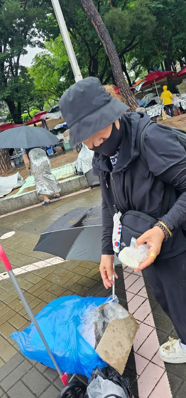 올공에 오면 떡 해서 나눠주시는 분도 계시다
 어제는 절편. 오늘은 가래떡 
참 인정이 많으시다. 
사진 찍어 올려도 되냐고 물었더니 괜찮으시대