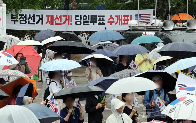 빗속 태극기·공연 굿즈 엇갈린 올림픽공원…주말에도 이어진 개표소 봉...

파크뮤직페스티벌·일본 밴드 킹누 공연 관객 몰려 오전 9시 8000명