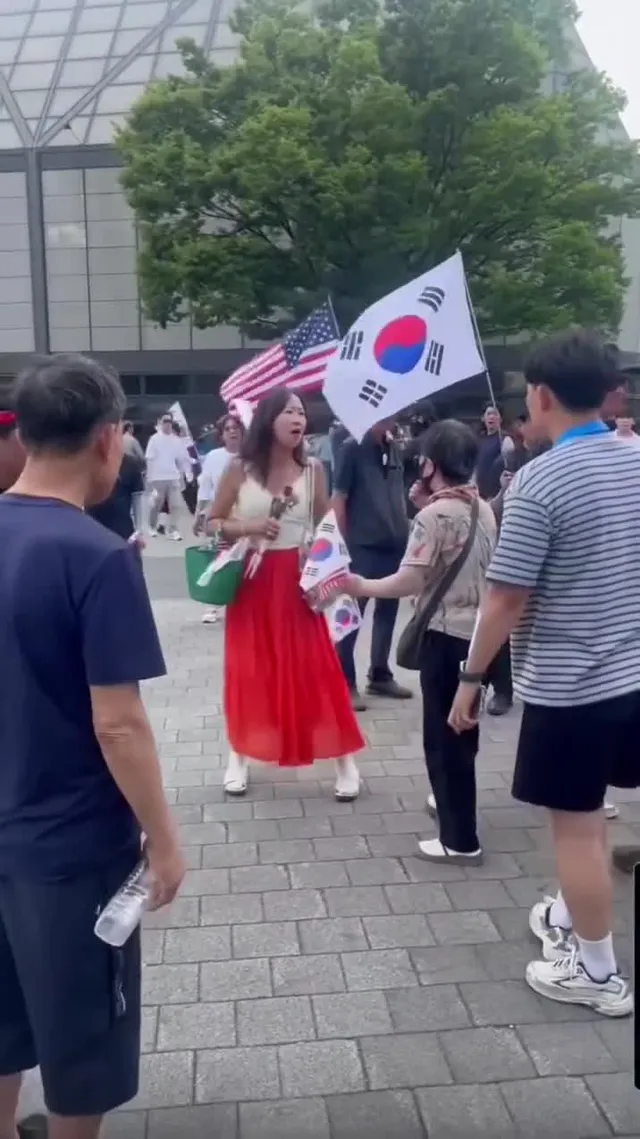 대진연 몰이 당하는 분홍치마 열사님.
#잠실 #핸드볼경기장 #올림픽경기장 #재선거 #선관위