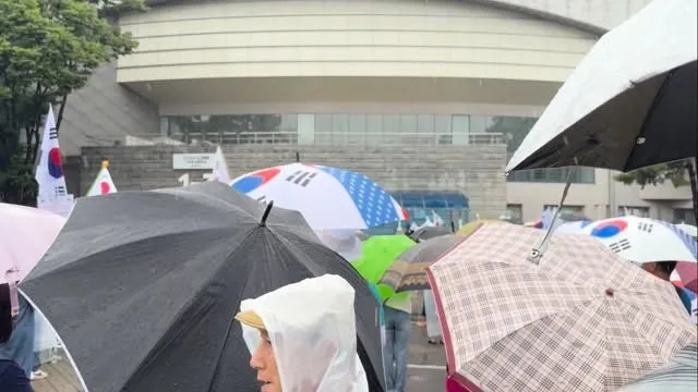 현재 잠실 상황입니다. 폭우에도 불구하고 나와주셔서 자리 지켜주신 시민 여러분들께 감사합니다!