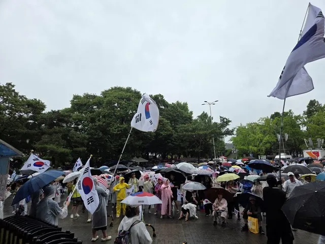 [단독] 잠실개표소 집회서 '가스총' 소지한 남성 경찰에 적발

16일째 이어지고 있는 잠실개표소 집회에서 한 70대 남성이 가스총을 소지한 채