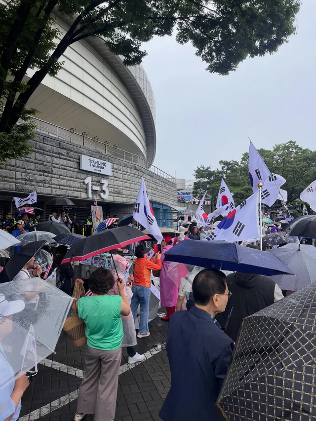 품격있는 집회..
보이는 어르신들 마다 아이를 이뻐해주신다
심지어 어느 고마운 어르신께서는 아이한테 용돈도 주셨다
다시 한번 울컥한다

부정선거