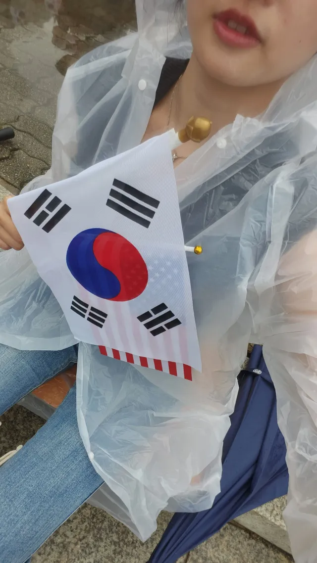 올공에 커피,라면, 아이스크림, 핫도그
다 있다.... ㅋㅋㅋㅋ☕️🍜🌭🍦
찬양가도 흘러나옴 🎶
우비받아서 입었더니 따듯해 ❤️❤️❤️