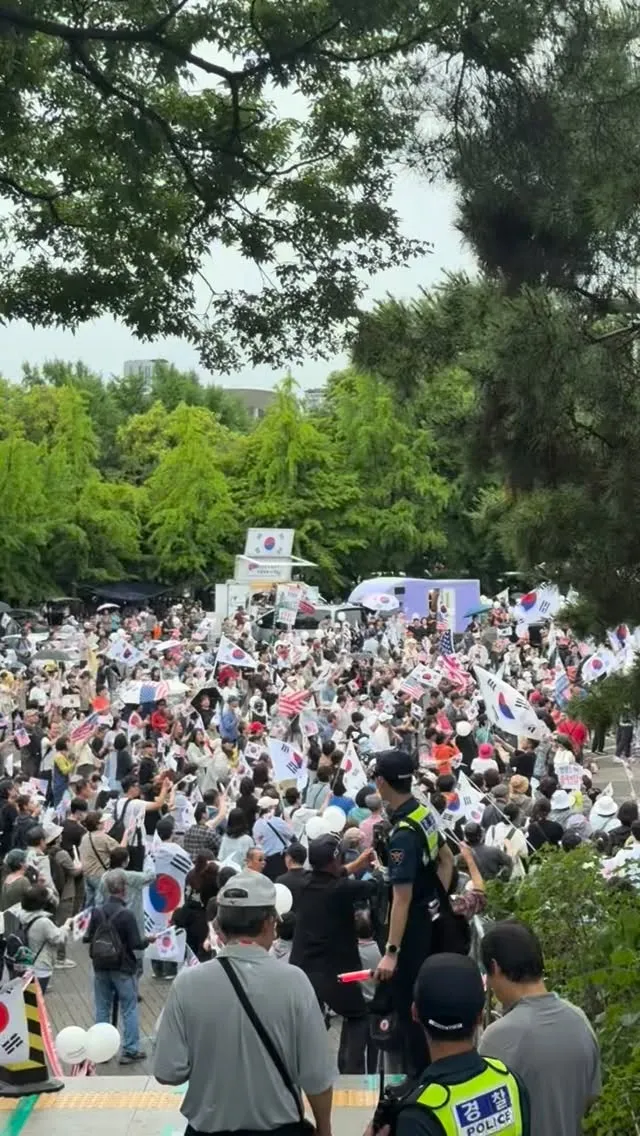 26년6월20일(토)(3번째토요일)
올림픽공원
오후4시10분 실시간
비가 그치고, 역시 주말이라 평일에 비해 사람이 많습니다
근데 옆에서는 콘서