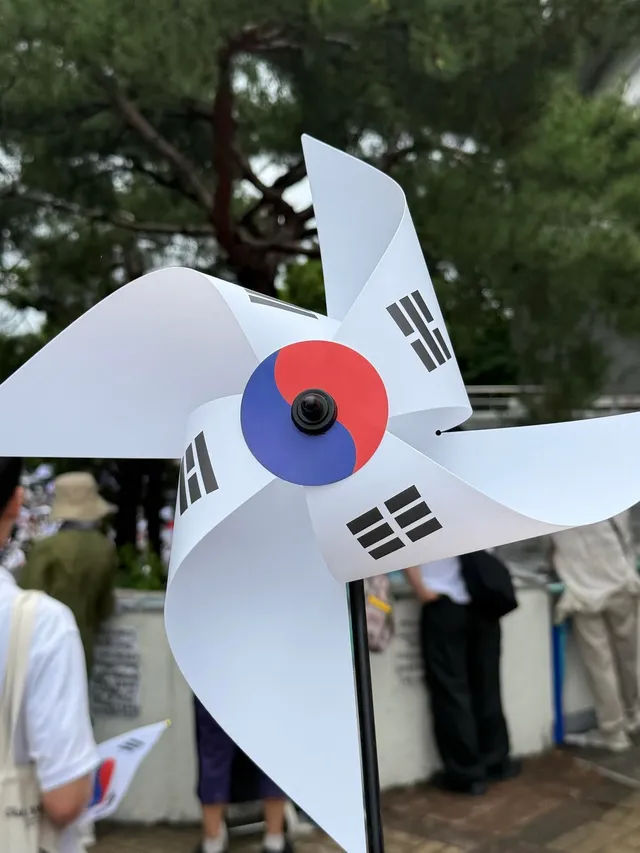 올공 1-3가는 계단쪽에 귀여운 태극기 바람개비 줘요!! 줄서러 오세용!!!