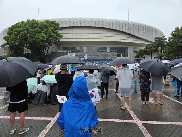 17세 고교생까지 '국민 역할' 부르짖어 … "투표용지 없는 선거는 시험...

20일 오후 서울 송파구 올림픽공원 핸드볼경기장. 충남 서산에서