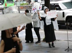“참정권 지켜달라”…잠실서 홍대로 옮겨간 2030

서울 송파구 올림픽공원에서 ‘잠실 개표소 봉쇄 시위’를 이어가던 2030 세대가 홍대입구역 