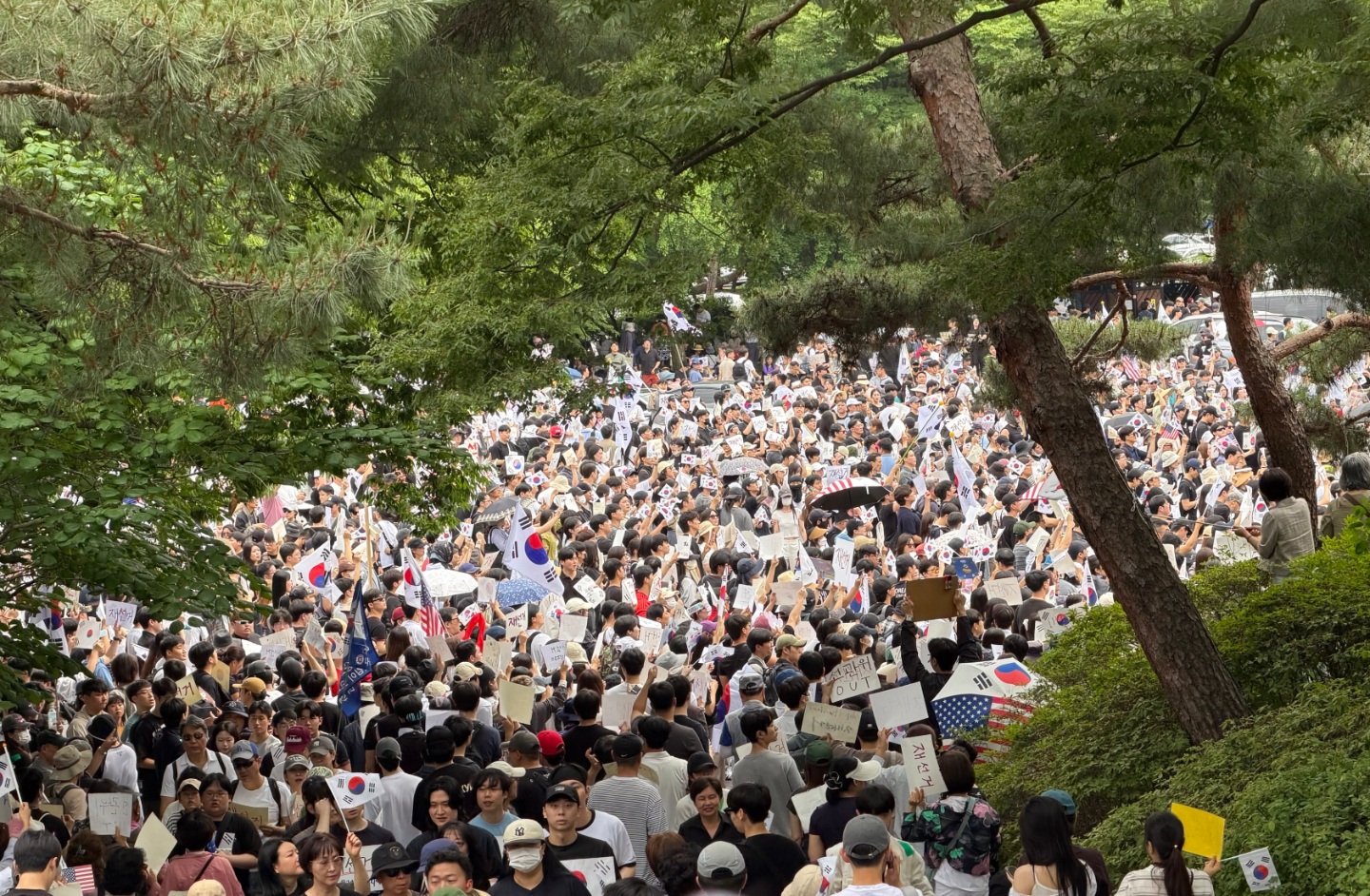 [올림픽공원 핸드볼 경기장]... 

시간이 갈수록 시민이 늘어나는 기적의 현장 

6월 6일(토) 오후 

이제 게임이 끝난것 같습니다.