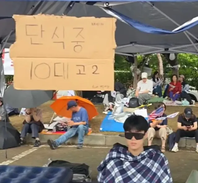 올공이 어쩐다고?

올공에 사람이 줄고
청년들이 안온다고?
그러길 바라는거야
망하길 바래?

물론 
첫 날 보단
좀 줄고 
청년들도 이런저런
이