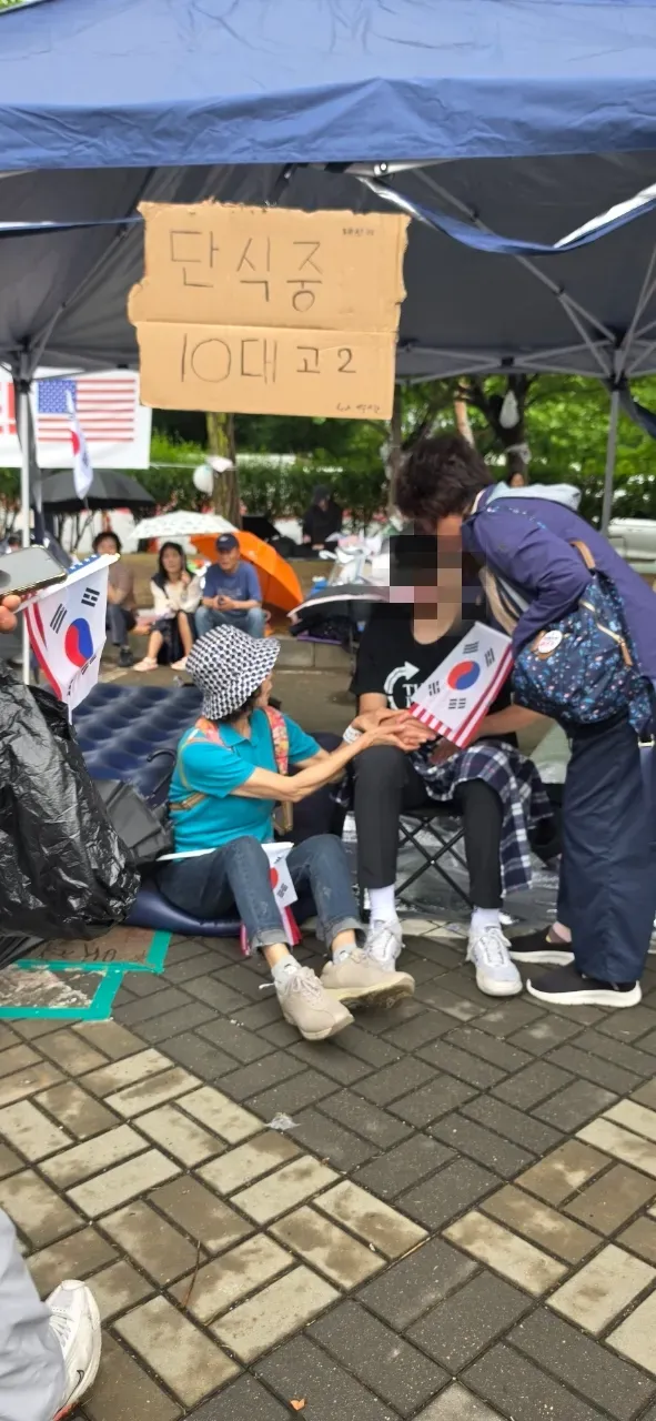 올림픽공원 핸드볼경기장에서 물도 안마시고 날로 18시간째 단식을 하고있는 고2 학생이 있습니다. 물이라도 마셔야 하는데, 현장에 계신 분들이 계
