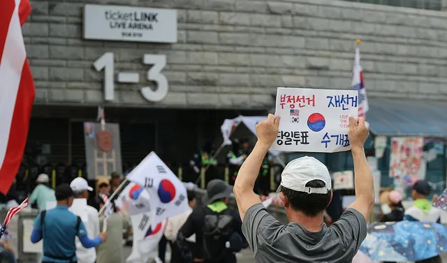 가스총 들고 잠실개표소 시위 참여하려던 80대, 경찰에 제지당해

6·3 지방선거 당시 투표용지 부족 사태에 항의하는 ‘개표소 봉쇄 시위’가 1